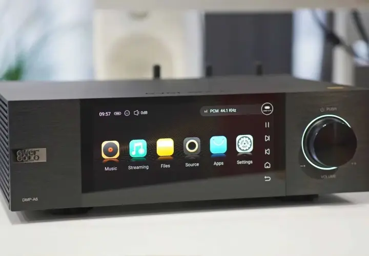 Lecteur audio réseau Eversolo DMP-A6 affichant des options comme "Music", "Streaming", "Files", "Source", "Apps", "Settings". Il supporte les fichiers DSD.