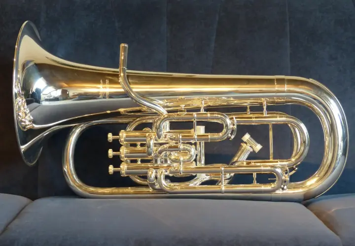 Un baryton, membre de la famille des cuivres instruments, brille sur un fond sombre.