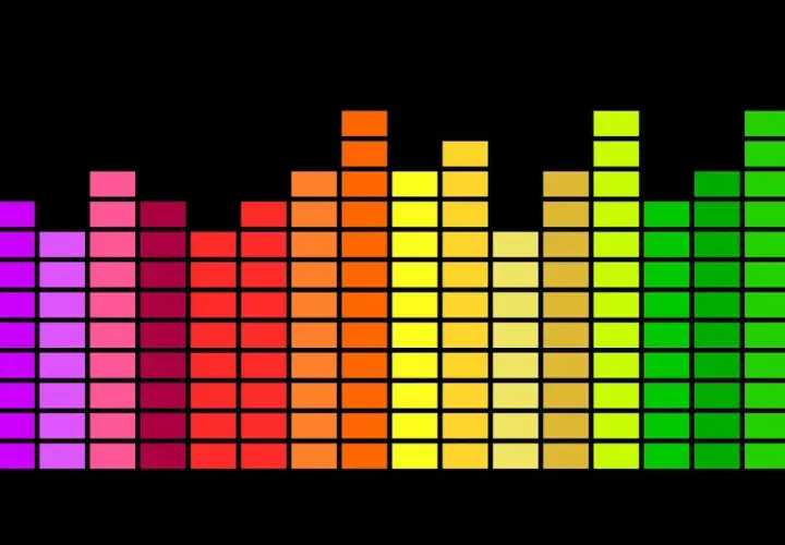 Un **égaliseur musique** arc-en-ciel sur fond noir, avec des barres de différentes hauteurs représentant les fréquences sonores.