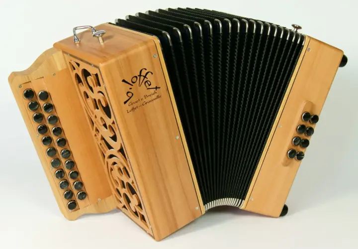 Un accordéon instrument à vent en bois clair, avec des boutons noirs et un soufflet noir. Le logo "Loffet" est visible.