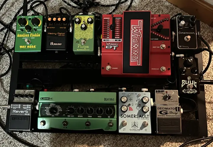 Pédalier de guitare avec de nombreux effets. On y voit notamment un Whammy DT, un DL4 MkII, un compresseur, et un noise gate.