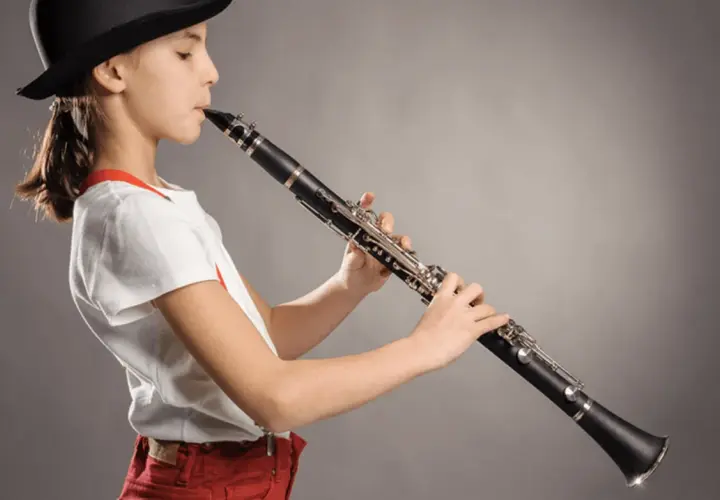 Jeune fille au chapeau noir jouant de la clarinette, explorant sa tessiture.