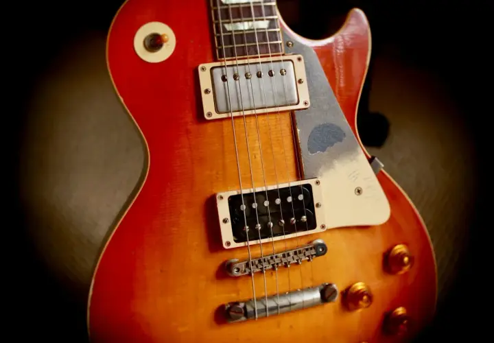 Guitare électrique rouge et orange, prête à produire son fameux "twang".