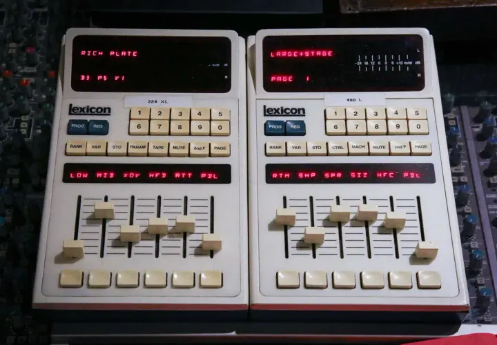 Deux unités Lexicon 224 XL et 480 L, des classiques pour le **reverb def**, avec leurs potentiomètres et écrans LED.