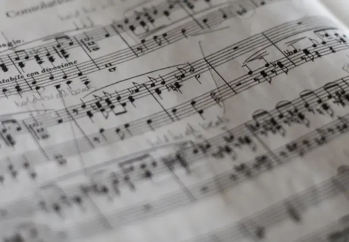 Partition musicale avec des notes et des indications comme "Quasi adagio". Des annotations manuscrites, comme un "soupir pointé", suggèrent des ajustements pour une interprétation.