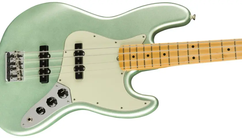 Basse jazz ou precision d'un vert métallisé scintillant, avec un manche en érable clair et des micros noirs.