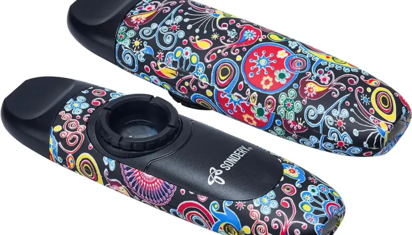 Deux kazoo musique aux motifs psychédéliques colorés sur fond noir. L'un est légèrement au-dessus de l'autre.