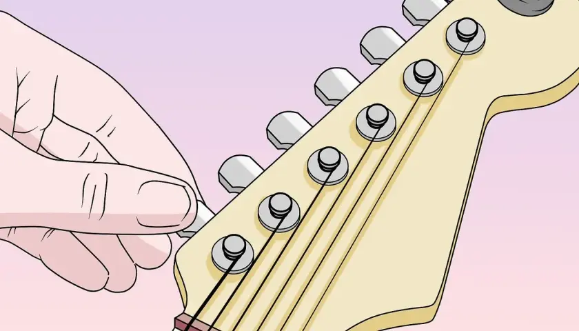 Main d'un guitariste ajustant l'accordage d'une guitare 7 cordes.