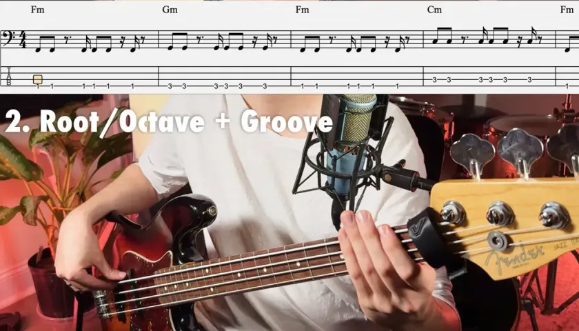 Un musicien joue une ligne de basse sur une guitare basse Fender, avec une partition visible au-dessus.