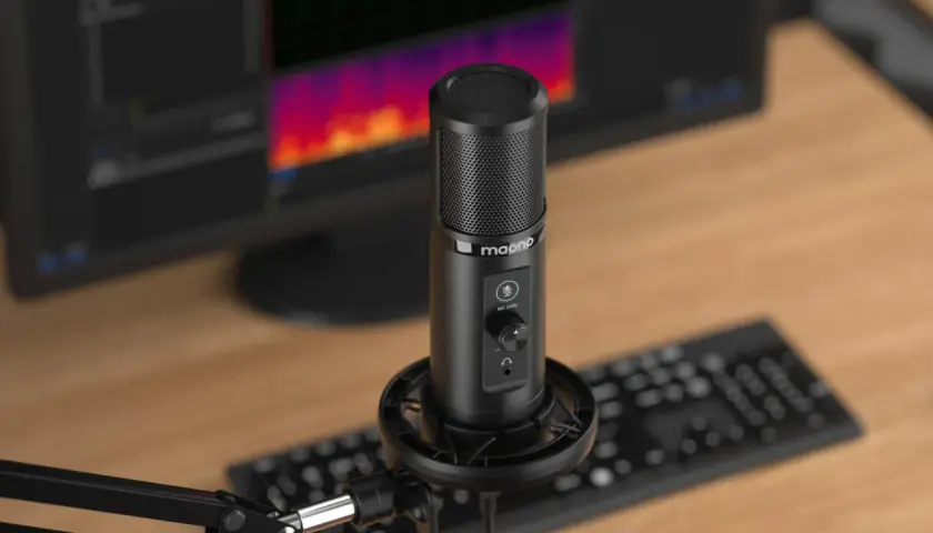 Microphone sur pied, prêt pour l'enregistrement. Sa sensibilité micro est réglable pour capturer chaque nuance sonore.