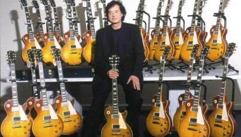 Jimmy Page, entouré de sa collection de guitares, dont une guitare iconique de Jimmy Page.