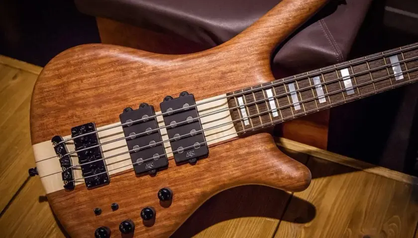 Guitare basse en bois naturel, prête pour un solo de basse endiablé.