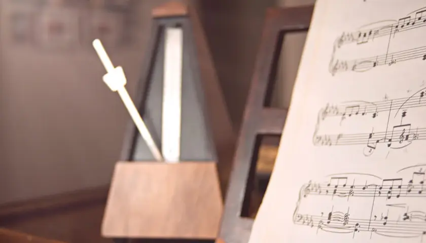 Partition de musique avec un métronome réglé sur un tempo moderato.