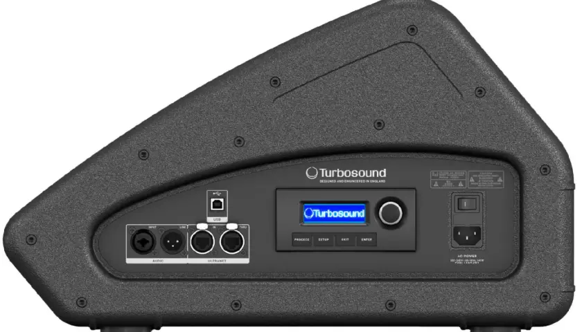 Arrière d'une enceinte Turbosound avec connectique audio, USB, Ultranet et écran de contrôle. Prête pour une sortie booth.