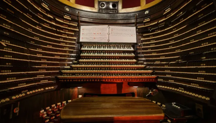 Console d'orgue monumentale, le plus gros instrument à vent, avec ses multiples claviers et rangées de tirettes.