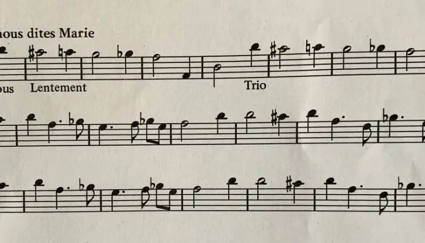 Partition musicale avec des notes et des indications comme "Tous Lentement" et "Trio". Le début de la première ligne montre un exemple d'anacrouse.