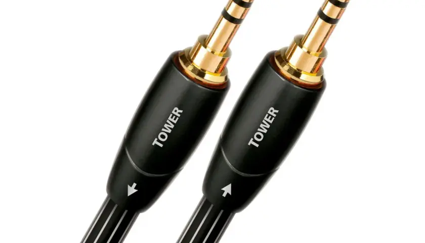 Deux prises audio jack 3.5mm plaquées or, marque "TOWER", pour une prise audio de qualité.