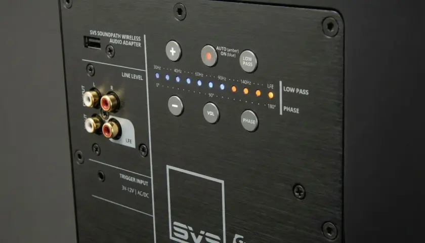 Panneau arrière d'un caisson de basse SVS. Réglage du caisson de basse avec connecteurs RCA, commandes de volume, phase, et indicateurs de fréquence.