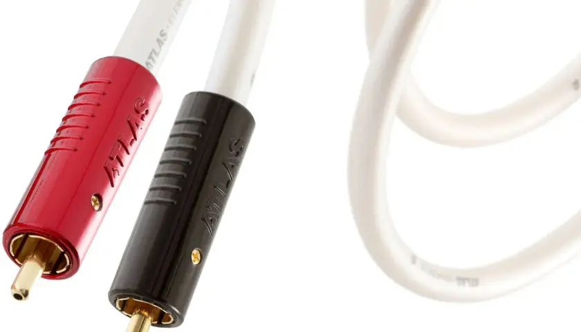 Deux câbles audio Atlas Element, un avec un jack symétrique rouge, l'autre noir, sur fond blanc.
