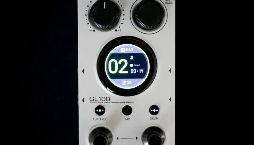 Pédale blanche Mooer GL100, un looper avec écran circulaire affichant "02" et des commandes pour la création musicale.