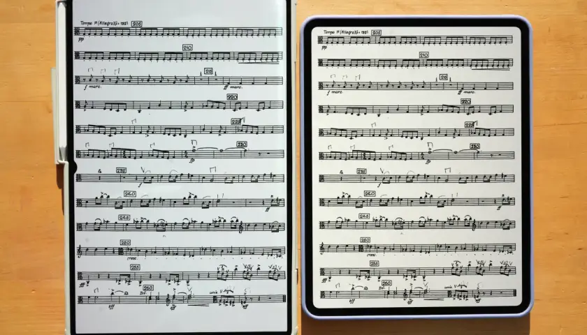Deux partitions musicales affichées sur des tablettes, montrant des nuances en musique, du pianissimo au fortissimo, avec des indications de tempo et de dynamique.