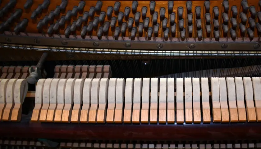 Mécanisme interne d'un piano : marteaux prêts à frapper les cordes. Voici comment fonctionne un piano : chaque touche actionne un marteau.