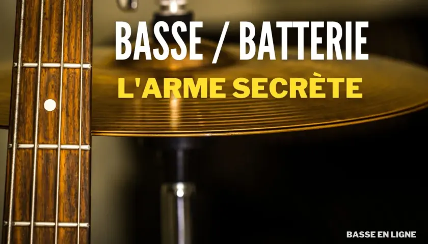 Gros plan sur le manche d'une basse et une cymbale de batterie. Le texte "BASSE / BATTERIE L'ARME SECRÈTE" suggère que la musique basse est essentielle.