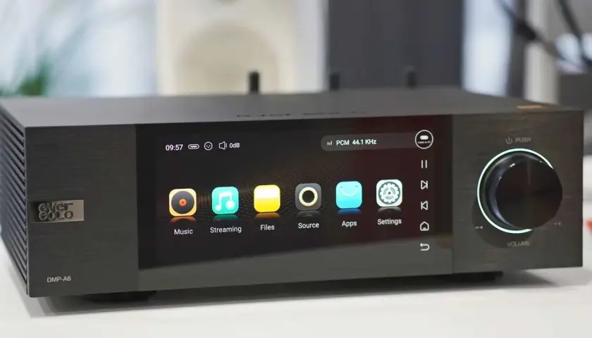 Lecteur audio réseau Eversolo DMP-A6 affichant des options comme "Music", "Streaming", "Files", "Source", "Apps", "Settings". Il supporte les fichiers DSD.