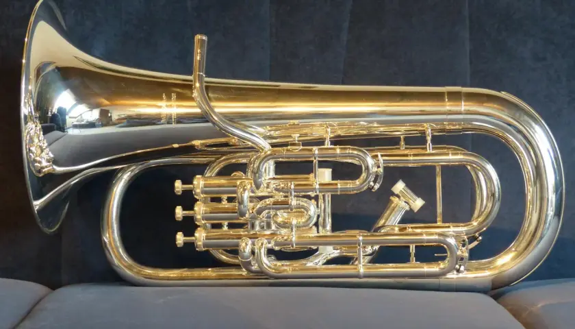 Un baryton, membre de la famille des cuivres instruments, brille sur un fond sombre.