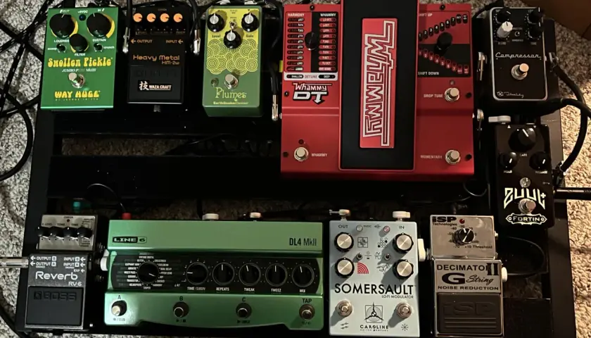Pédalier de guitare avec de nombreux effets. On y voit notamment un Whammy DT, un DL4 MkII, un compresseur, et un noise gate.