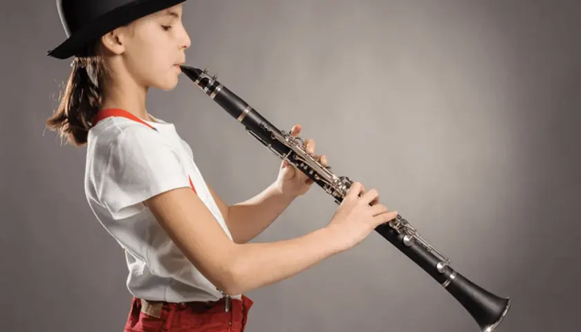 Jeune fille au chapeau noir jouant de la clarinette, explorant sa tessiture.