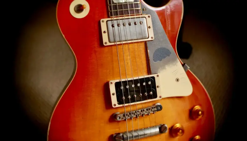 Guitare électrique rouge et orange, prête à produire son fameux "twang".