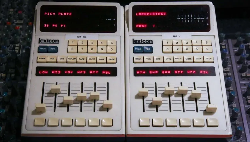 Deux unités Lexicon 224 XL et 480 L, des classiques pour le **reverb def**, avec leurs potentiomètres et écrans LED.