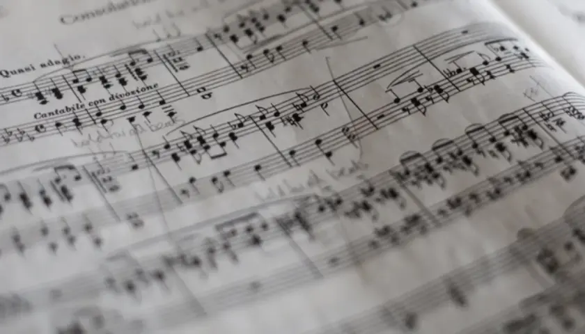 Partition musicale avec des notes et des indications comme "Quasi adagio". Des annotations manuscrites, comme un "soupir pointé", suggèrent des ajustements pour une interprétation.