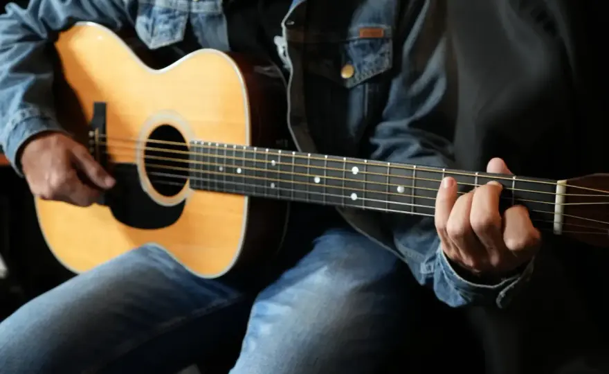 Bien tenir sa guitare - la posture qui change tout