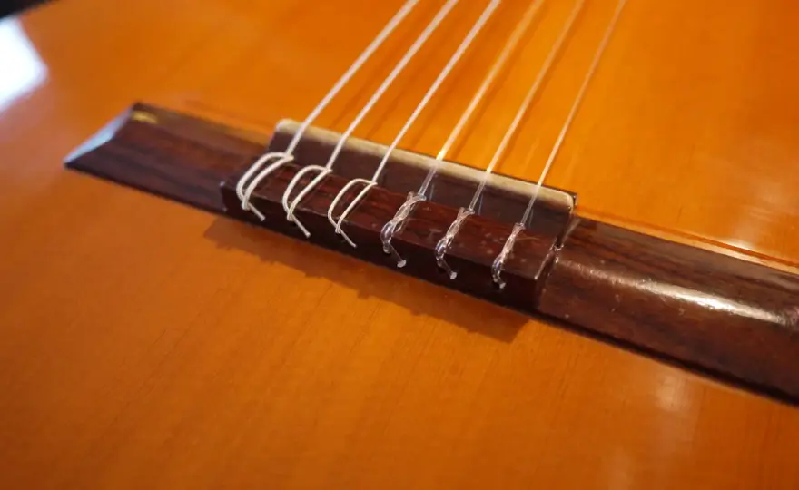 Nœud de corde sur guitare classique - la méthode qui tient