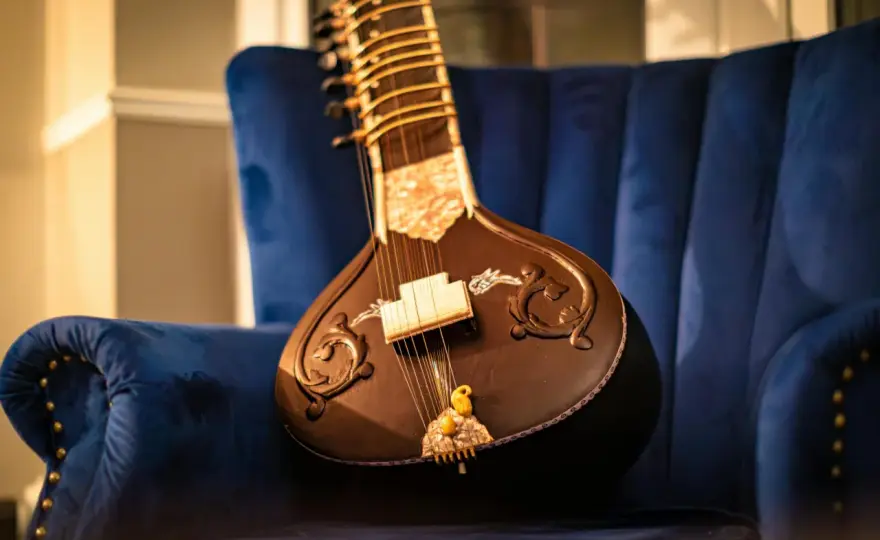 Sitar indien - le choisir, l'accorder et le capter en studio