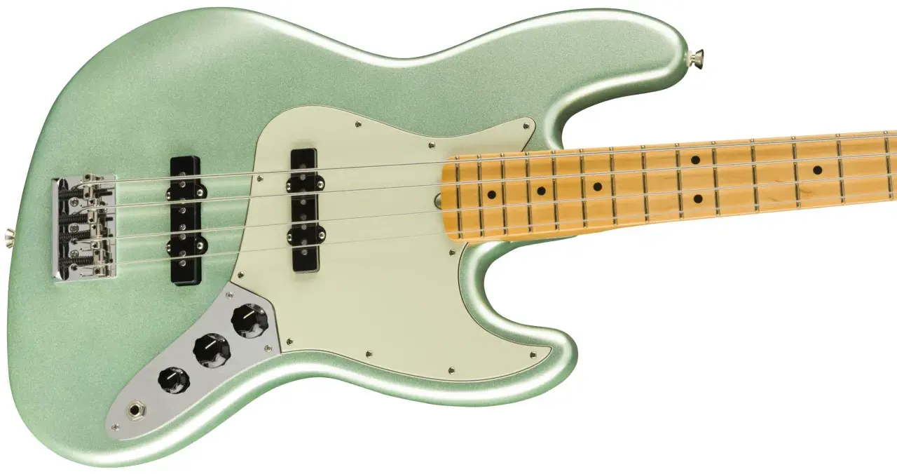 Basse jazz ou precision d'un vert métallisé scintillant, avec un manche en érable clair et des micros noirs.
