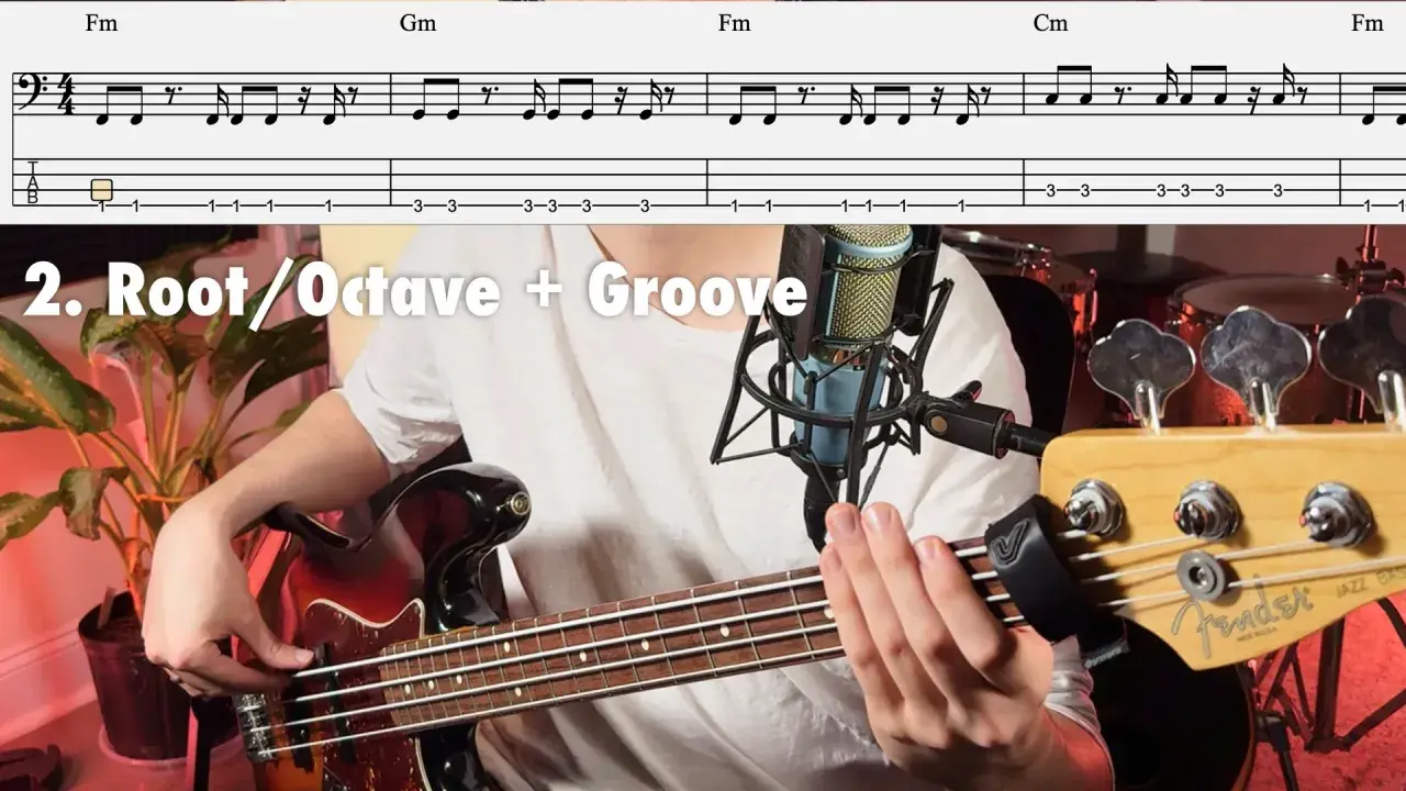 Un musicien joue une ligne de basse sur une guitare basse Fender, avec une partition visible au-dessus.
