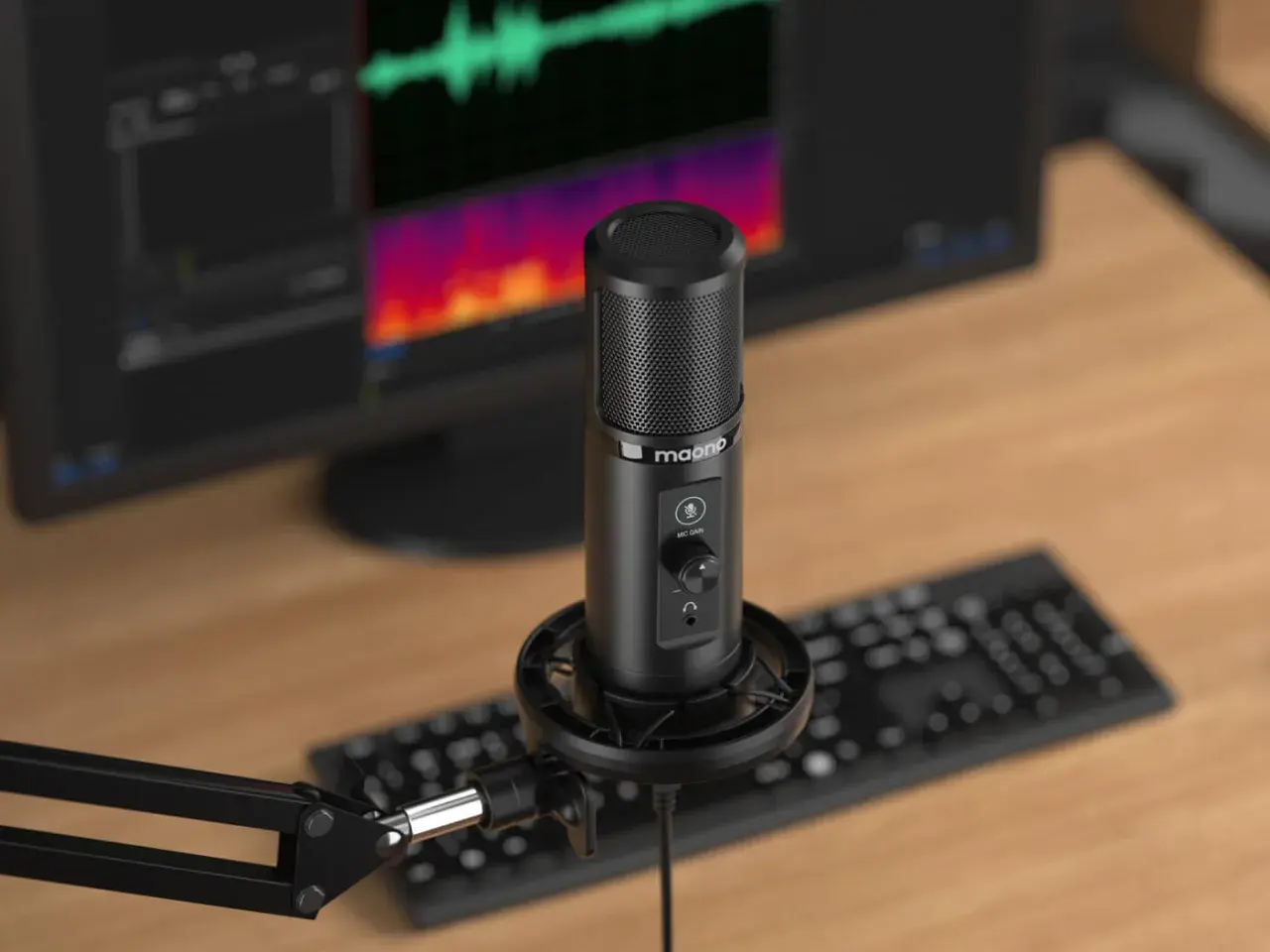 Microphone sur pied, prêt pour l'enregistrement. Sa sensibilité micro est réglable pour capturer chaque nuance sonore.