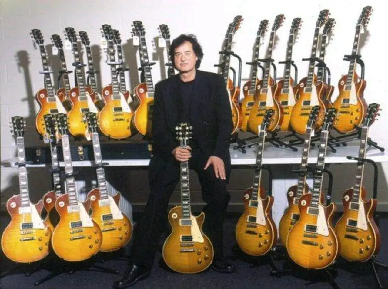 Jimmy Page, entouré de sa collection de guitares, dont une guitare iconique de Jimmy Page.