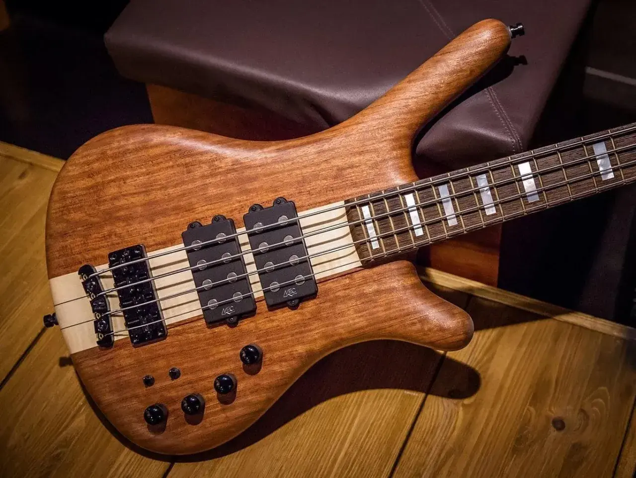Guitare basse en bois naturel, prête pour un solo de basse endiablé.