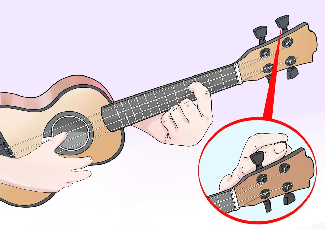 Main d'un musicien ajustant les mécaniques pour l'ukulele accordage. Gros plan sur la tête de l'instrument.