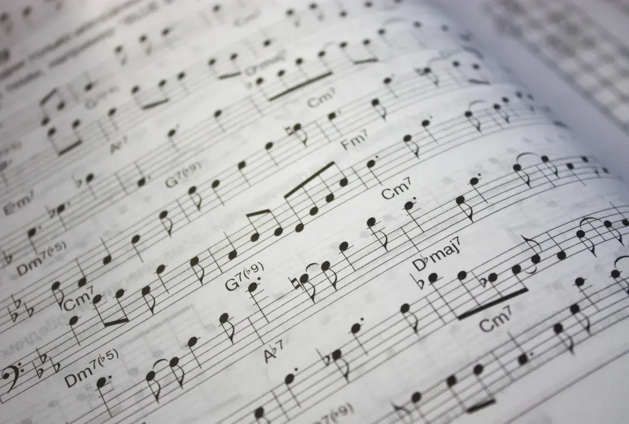 Partition musicale avec des notes et des accords, suggérant une transposition pour saxophone alto.