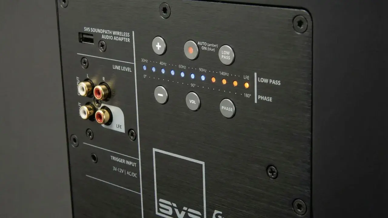 Panneau arrière d'un caisson de basse SVS. Réglage du caisson de basse avec connecteurs RCA, commandes de volume, phase, et indicateurs de fréquence.