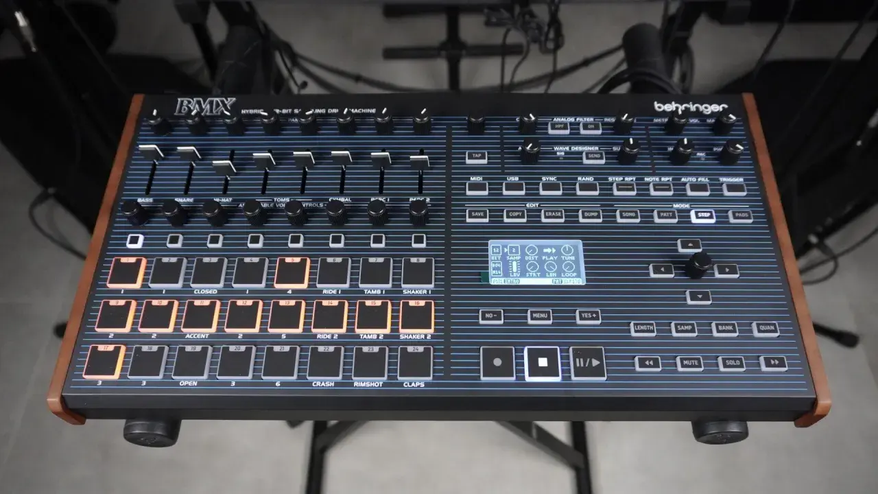 Boîte à rythmes Behringer BMX avec pads lumineux, idéale pour le sampling musical et la création de rythmes.