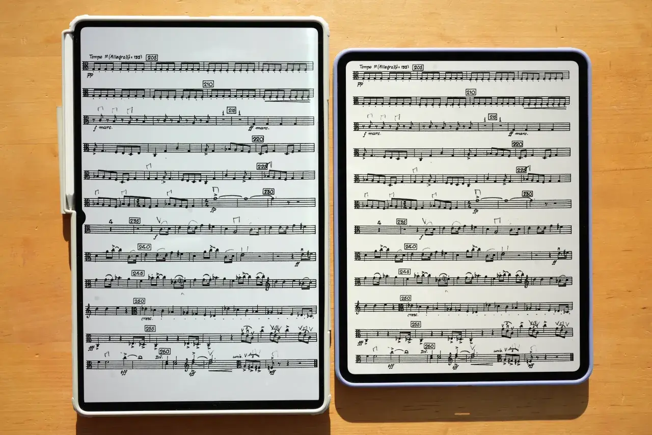 Deux partitions musicales affichées sur des tablettes, montrant des nuances en musique, du pianissimo au fortissimo, avec des indications de tempo et de dynamique.