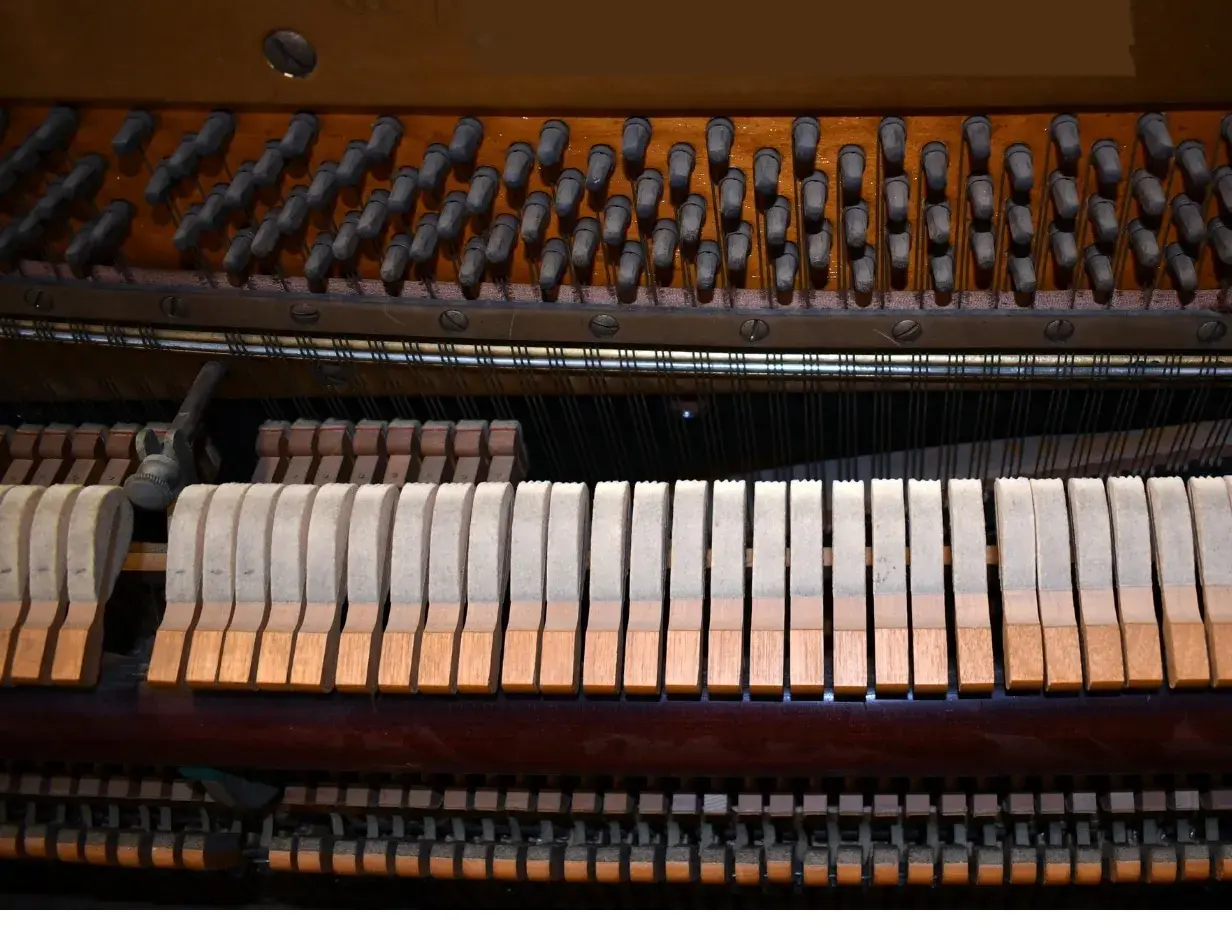 Mécanisme interne d'un piano : marteaux prêts à frapper les cordes. Voici comment fonctionne un piano : chaque touche actionne un marteau.