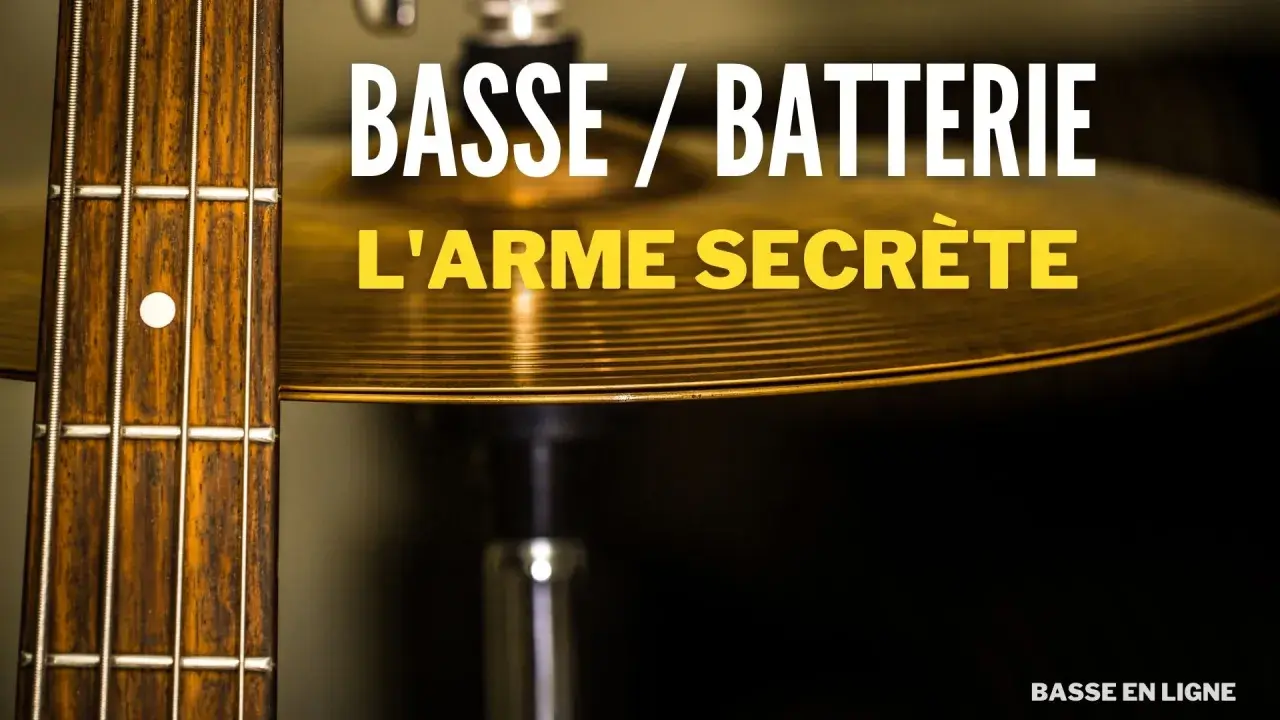 Gros plan sur le manche d'une basse et une cymbale de batterie. Le texte "BASSE / BATTERIE L'ARME SECRÈTE" suggère que la musique basse est essentielle.
