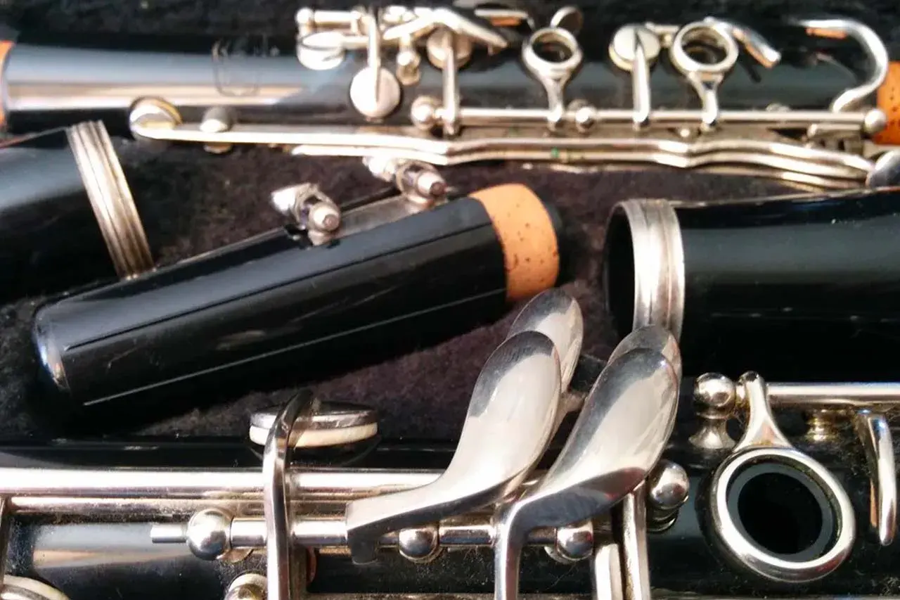 Détail d'une clarinette dans son étui, prête pour apprendre à jouer de cet instrument. Les clés argentées et le corps noir promettent de belles mélodies.